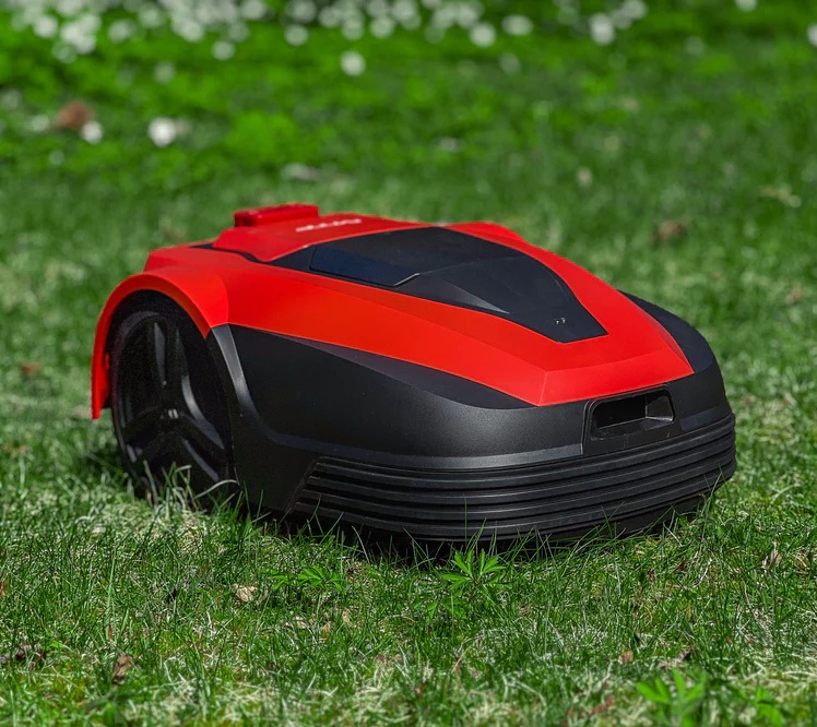 Robotgräsklippare i en trädgård